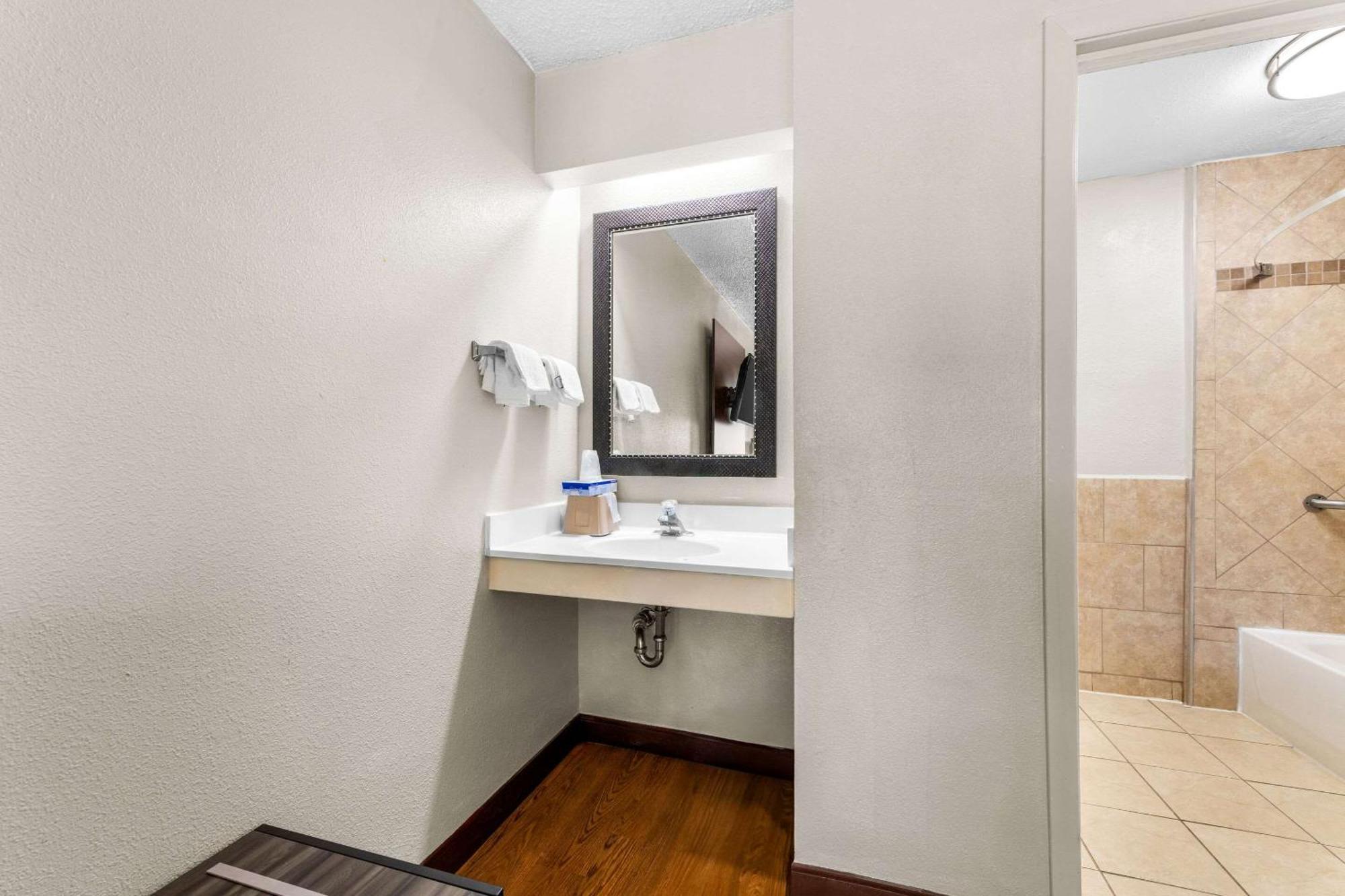 Econo Lodge Charlotte Airport Buitenkant foto
