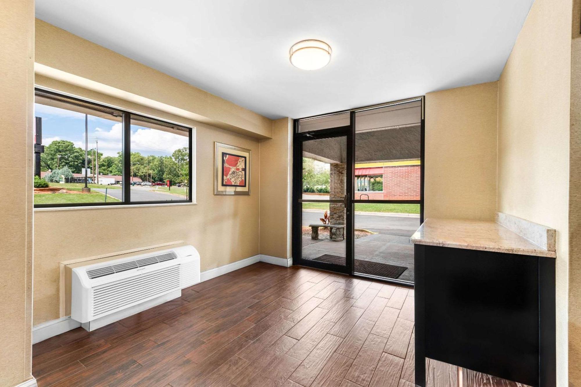 Econo Lodge Charlotte Airport Buitenkant foto